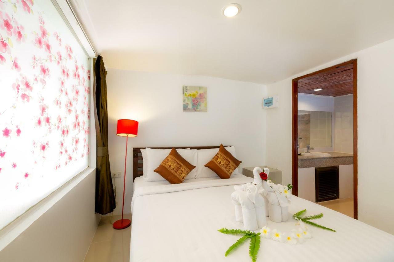 Club Bamboo Boutique Patong Beach Resort Buitenkant foto